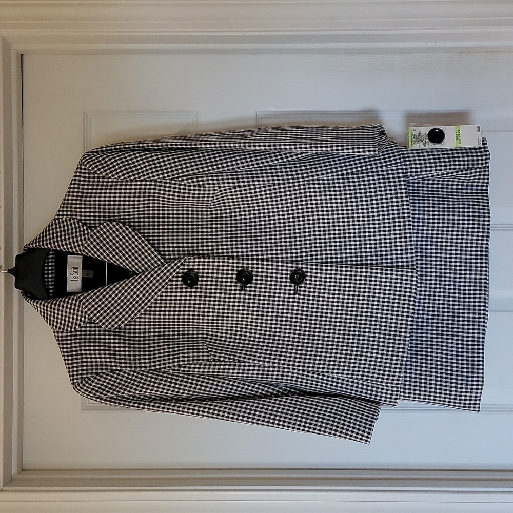 Le Suit French Women Riviera blazer and skirt